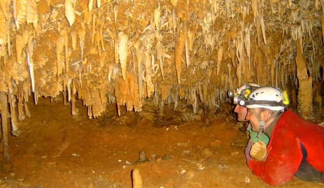 pareja tumbada en la cueva.jpg